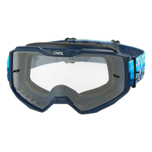 Die O'NEAL B-10 Goggle STRIPED verfügt über ein klares Glas, einen blauen Rahmen und ein verstellbares blaues Band mit dem O'NEAL-Logo und bietet Schutz für die Augen bei Fahrten im Gelände.