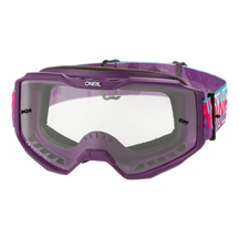 Die O'NEAL B-10 Goggle STRIPED hat einen violetten Rahmen, klare Gläser, eine schwarze Schaumstoffpolsterung und ein verstellbares Band mit dem O'NEAL-Logo in Pink, Blau und Weiß.