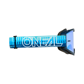 Die O'NEAL B-10 Goggle STRIPED hat blaue und schwarze Farben, ein breites blaues Band mit weißem O'NEAL-Logo und ein hellblau getöntes Glas.