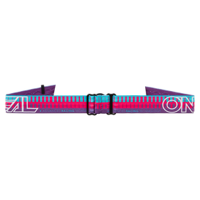 Die O'NEAL B-10 Goggle STRIPED von O'NEAL bietet ein farbenfrohes Streifendesign, ein verstellbares Band und ein auffälliges Branding für fortschrittliche Rennleistung.