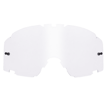 Die O'NEAL B-30 Goggle - Spare Lens von O'NEAL ist eine klare, transparente Linse, die speziell für Schutzbrillen entwickelt wurde. Sie verfügt über mehrere Aussparungen und Kerben an den Rändern und hat auf jeder Seite zwei kleine schwarze Verschlüsse. Ihre Form umfasst einen gebogenen Mittelteil mit einer Kerbe an der Unterseite, um Platz für die Nase zu schaffen.