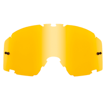 Die O'NEAL B-30 Goggle - Spare Lens von O'NEAL ist eine einzelne gelb getönte, halbtransparente Ersatzlinse mit gebogener Form, die für Schutzbrillen entwickelt wurde. Diese Linse verfügt über kleine Kerben und Löcher an den Rändern zur einfachen Befestigung und Belüftung.