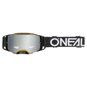 Die O'NEAL B-33 Goggle HEXA hat ein reflektierendes Glas, einen schwarzen Rahmen mit goldenen Akzenten und ein schwarzes, verstellbares Band mit weißem O'NEAL-Logo.