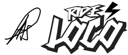 Schwarzer stilisierter Schriftzug auf der linken Seite; fetter Text im Graffiti-Stil auf der rechten Seite: "RIDE LOCO", mit einem Blitz anstelle des zweiten "I" in "RIDE".