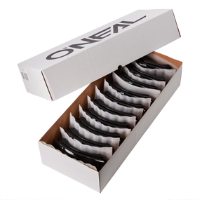 Öffnen Sie eine weiße Box mit der Marke „O'NEAL“, die zehn sauber unterteilte Paare O'NEAL B-ZERO Goggle in Schwarz/Klar enthält, ideal für Motocross- und Mountainbike-Fans.