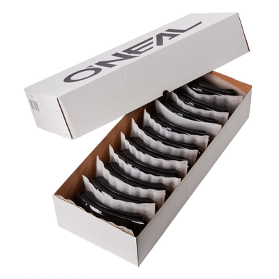Öffnen Sie eine weiße Box mit der Marke „O'NEAL“, die zehn sauber unterteilte Paare O'NEAL B-ZERO Goggle in Schwarz/Klar enthält, ideal für Motocross- und Mountainbike-Fans.