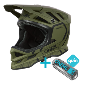 Das O'NEAL BLADE Strike Quin Bundle wird im Profil in Olivgrün und Schwarz gezeigt, mit einem blauen Quin-Sensorgerät daneben, das die Kompatibilität bzw. Integration des Helms mit dem Quin-Sensor hervorhebt.