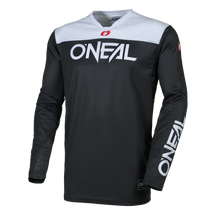 Das O'NEAL HARDWEAR Jersey ELITE ist ein schwarz-weißes Langarm-Motocross-Trikot mit auffälligem O'NEAL-Branding auf der Brust und dem rechten Ärmel, Netzeinsätzen für Atmungsaktivität und einem kleinen Logoaufnäher am Saum.