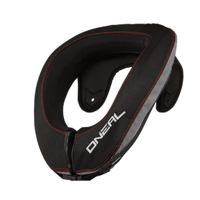 Ein schwarzer O'NEAL NX2 Nackenprotektor mit roten Nähten und einem weißen O'NEAL-Logo, entwickelt für Motocross- oder Dirtbike-Fahrer als Nackenschutz, isoliert auf einem transparenten Hintergrund.