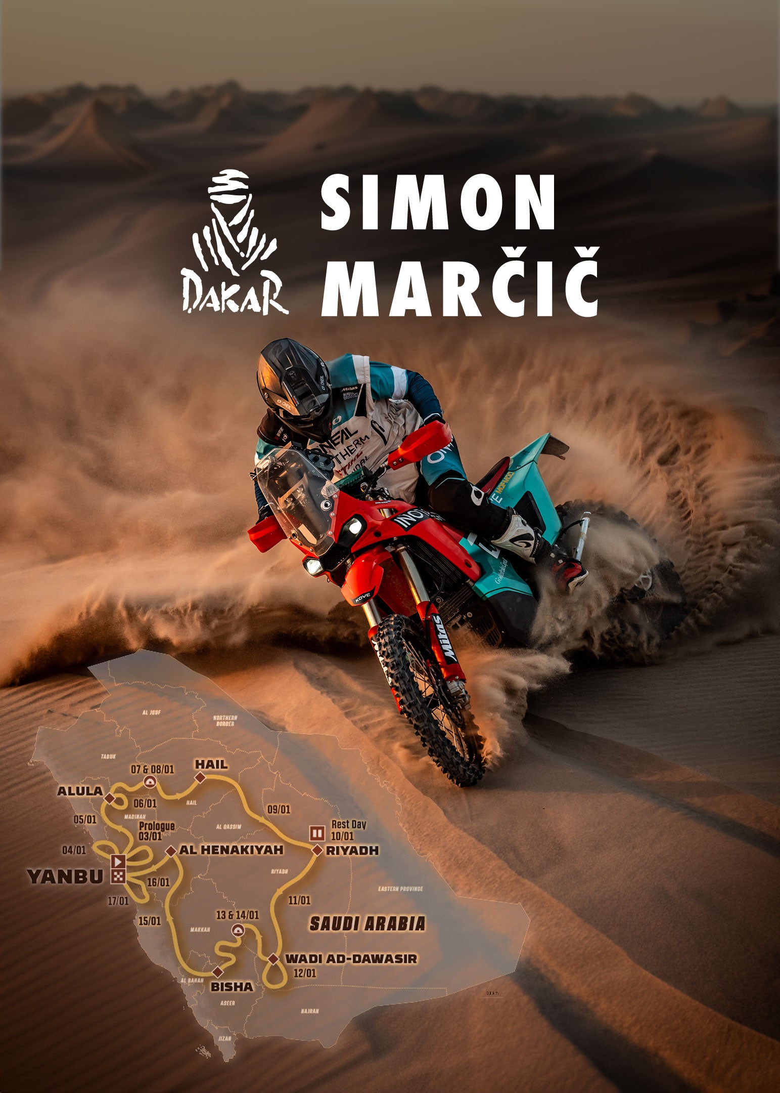 Ein Motorradfahrer in Rennkleidung fährt mit einer rot- und blaugrünen Maschine durch den Wüstensand und hinterlässt eine Staubspur. Oben steht "Dakar Simon Marčič", unten ist eine Karte der Rallye Dakar in Saudi-Arabien abgebildet.