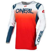 Das O'NEAL Europe Prodigy Trikot FIVE FIVE FADE besticht durch die Farbgebung Rot, Orange und Marineblau mit dem Schriftzug „O'NEAL“ auf Brust und Ärmeln. Es hat ein langärmliges Design und ein aerodynamisches Erscheinungsbild.