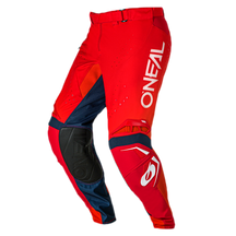 Die O'NEAL PRODIGY Hose FIVE FIVE FADE Motocross-Hose von O'NEAL kommt in den Farben Rot/Orange/Marineblau mit weißem Branding. Sie verfügt über Kniepolster, ein perforiertes Design, einen sicheren Bund und detaillierte Nähte für eine Kombination aus Stil und Funktionalität.