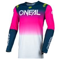 Das O'NEAL PRODIGY Jersey FIVE FIVE FADE von O'NEAL Europe besticht durch sein Langarm-Design mit einem Farbverlauf von Navy über Pink nach Weiß. Es verfügt über markante weiße O'Neal-Logos auf der Vorderseite, den Ärmeln und den Schultern.