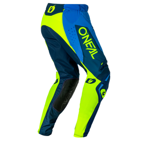 Die Motocross-Hosen von O'NEAL verfügen über neongelbe und blaue Einsätze mit dem auffälligen Schriftzug „O'NEAL PRODIGY Hose FIVE FIVE RACE“ an der Seite, verstärkte Knie zum Schutz und schwarze Details.