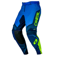 Die O'NEAL PRODIGY Hose FIVE FIVE RACE von O'NEAL Europe besticht durch einen sportlichen Look mit den Farben Blau/Neongelb, „O'Neal“ vertikal an der Seite, dunklen Knieschützern und dynamischen geometrischen Mustern.