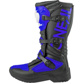 Der O'NEAL RSX Stiefel ist ein schwarzer und blauer Cross-Stiefel mit auffälligem O'NEAL-Branding an der Seite. Er ist für einen sicheren Verschluss konzipiert und verfügt über mehrere verstellbare Riemen und Schnallen, verstärkte Einsätze für zusätzlichen Schutz und eine robuste Sohle, die speziell für den Offroad-Einsatz entwickelt wurde.
