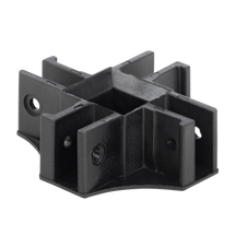 Der O'NEAL RACE TENT Centre Bottom Connector ist ein schwarzes, kreuzförmiges Kunststoffteil mit mehreren Schlitzen und Schraubenlöchern. Es ist symmetrisch mit einem zentralen quadratischen Bereich und hat vier ausziehbare Arme, die jeweils zwei Schraubenlöcher aufweisen. Der Verbinder wird vor einem schlichten weißen Hintergrund angezeigt.