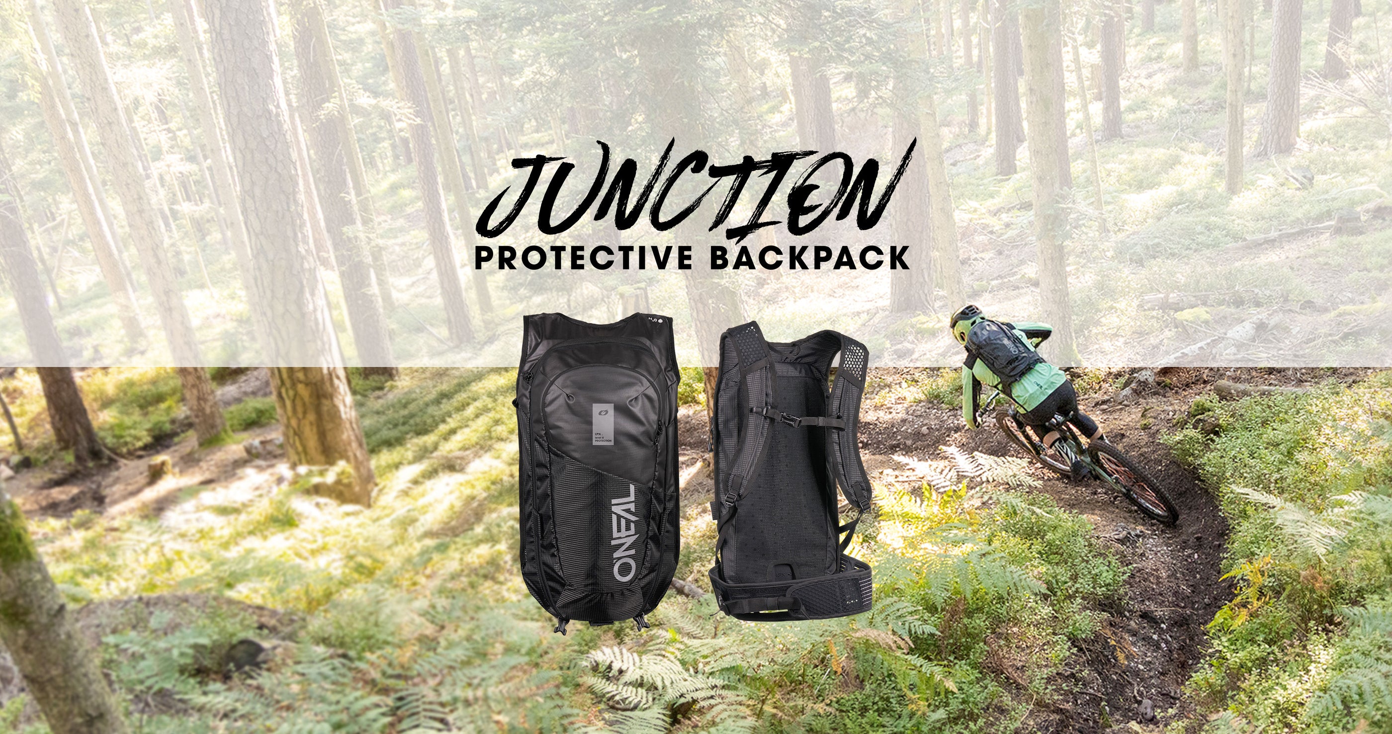 Ein Mountainbiker fährt durch einen Waldweg; im Vordergrund sind zwei Ansichten eines schwarzen O'NEAL Junction Schutzrucksacks mit der Aufschrift "Junction Protective Backpack" zu sehen.