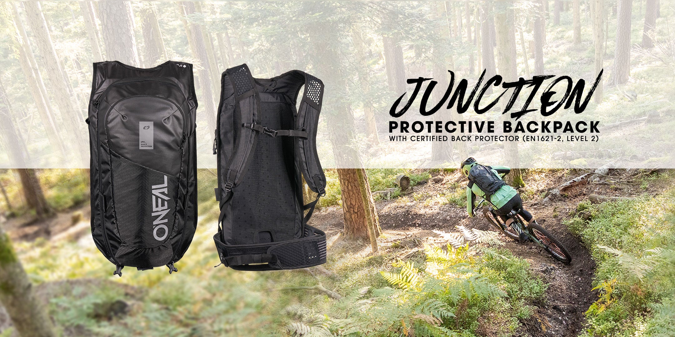 Zwei Ansichten eines schwarzen O'Neal Junction-Schutzrucksacks sind vor einem Waldhintergrund zu sehen, während rechts ein Mountainbiker einen Weg hinunterfährt. Der Text lautet: "Junction Protective Backpack mit zertifiziertem Rückenprotektor.
