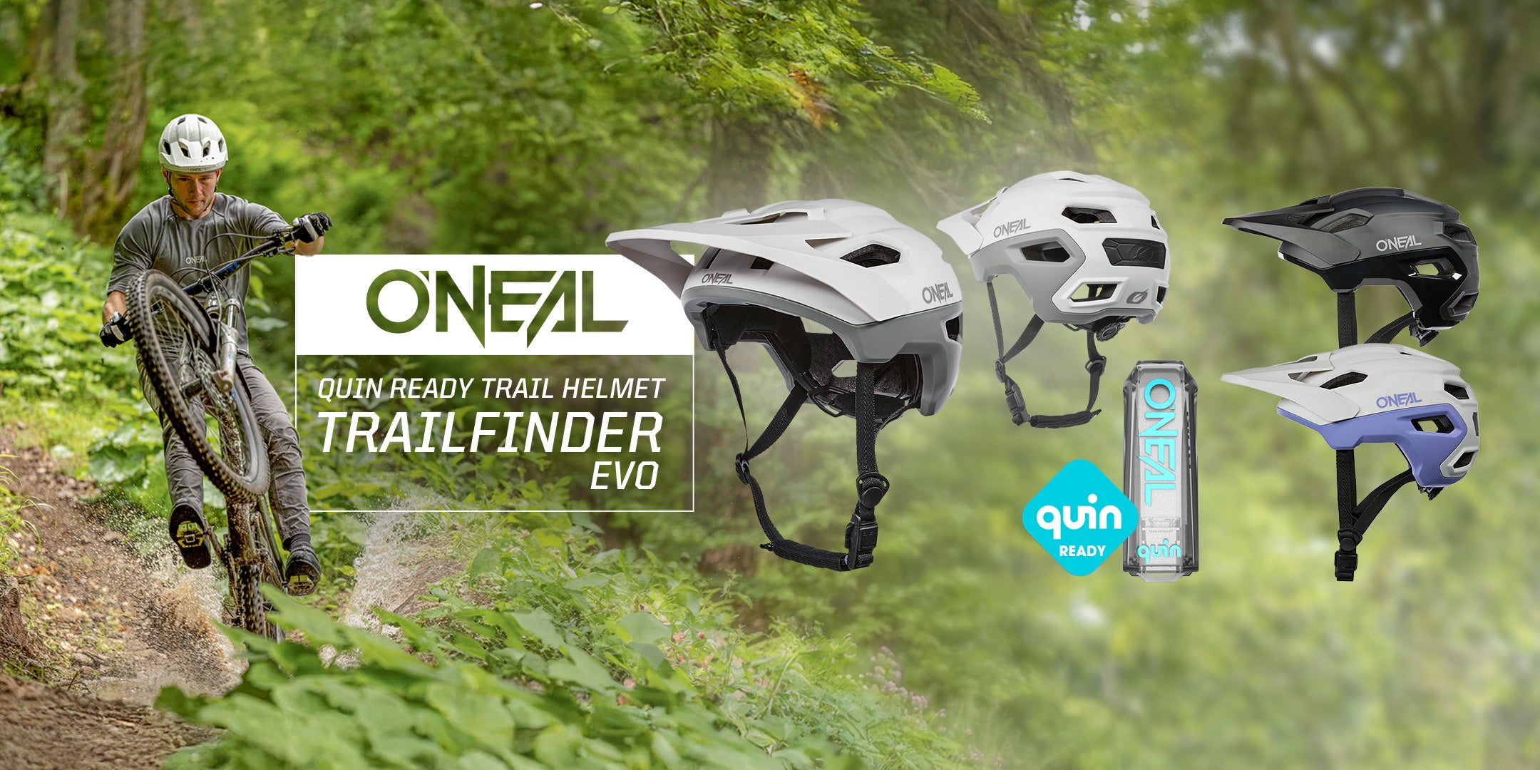 Ein Mountainbiker fährt einen Waldweg entlang. Das Bild zeigt vier O’Neal Trailfinder Evo-Helme in verschiedenen Farben, eine Dose O’Neal-Getränk und das Logo des QuinReady Trail-Helms Trailfinder Evo.