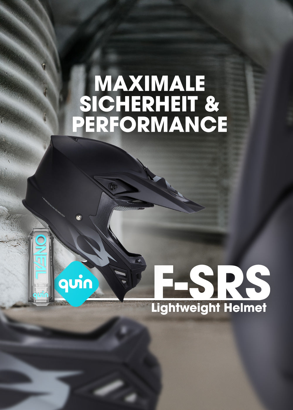 Neben einer Dose prangt ein schwarzer Offroad-Helm mit den weißen Aufschriften „Maximale Sicherheit & Performance“ und „quin F-SRS Lightweight Helmet“. Im Hintergrund sind eine industrielle Metallwand und Balken zu sehen.