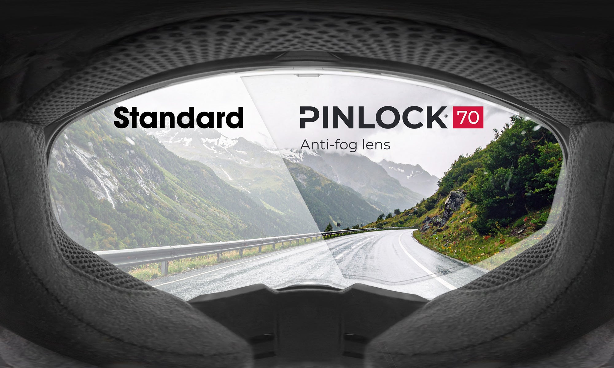 Blick durch ein Helmvisier auf eine Bergstraße; die linke Seite ist beschlagen (Standard), während die rechte Seite (Pinlock 70 Anti-Beschlag-Glas) klar ist, was den Unterschied in der Sichtbarkeit verdeutlicht.